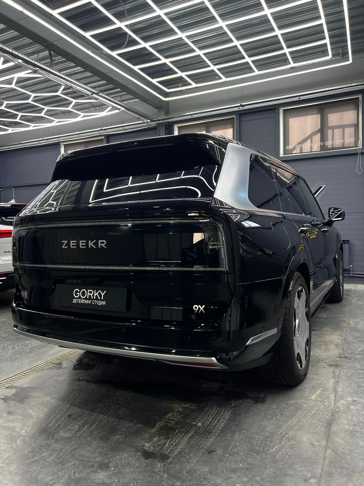 Zeekr 9X после коррекции защитной плёнки в студии GORKY